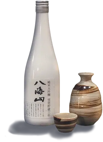 八海山の一升瓶と、徳利・盃